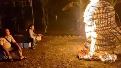 Polisi Bakar Barang Bukti Judi Sabung Ayam di Sukomoro