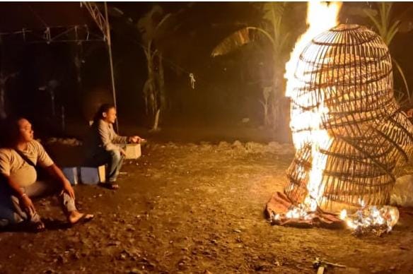 Polisi Bakar Barang Bukti Judi Sabung Ayam di Sukomoro