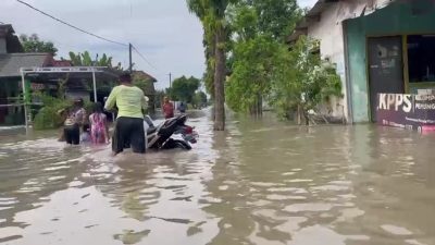 Banjir Kembali Rendam Peterongan Jombang, Akses Jalan Terputus hingga Kendaraan Mogok