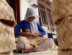 Besek Bambu di Jombang Laris Manis Sambut Idul Adha, Pesanan Tembus 500 per Hari