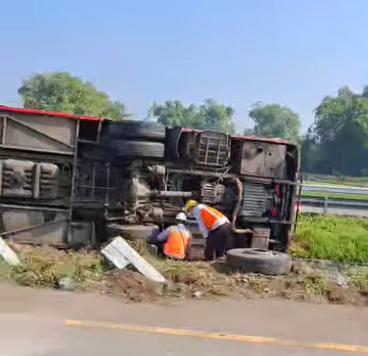 Kronologi Bus Pariwisata Terguling di KM 701 Tol Jomo, 36 Penumpang Dievakuasi!