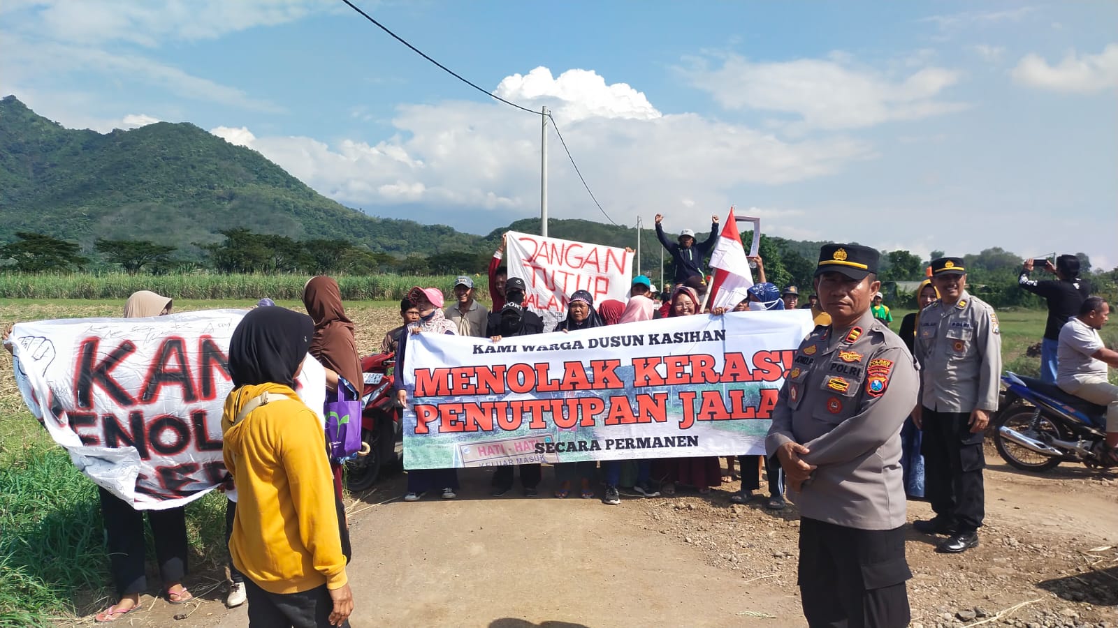 Warga Manyaran Protes Penutupan Jalan Teratai Imbas Proyek Tol