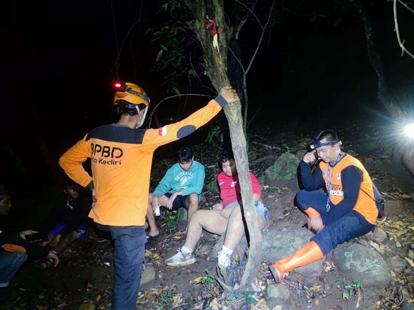Remaja Cedera Saat Mendaki Bukit Klotok, BPBD Kota Kediri Lakukan Evakuasi Malam Hari
