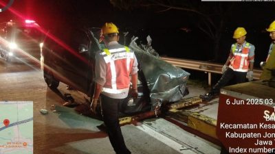Innova Hantam Truk di Tol Jombang, Balita 4 Tahun Selamat Tanpa Luka