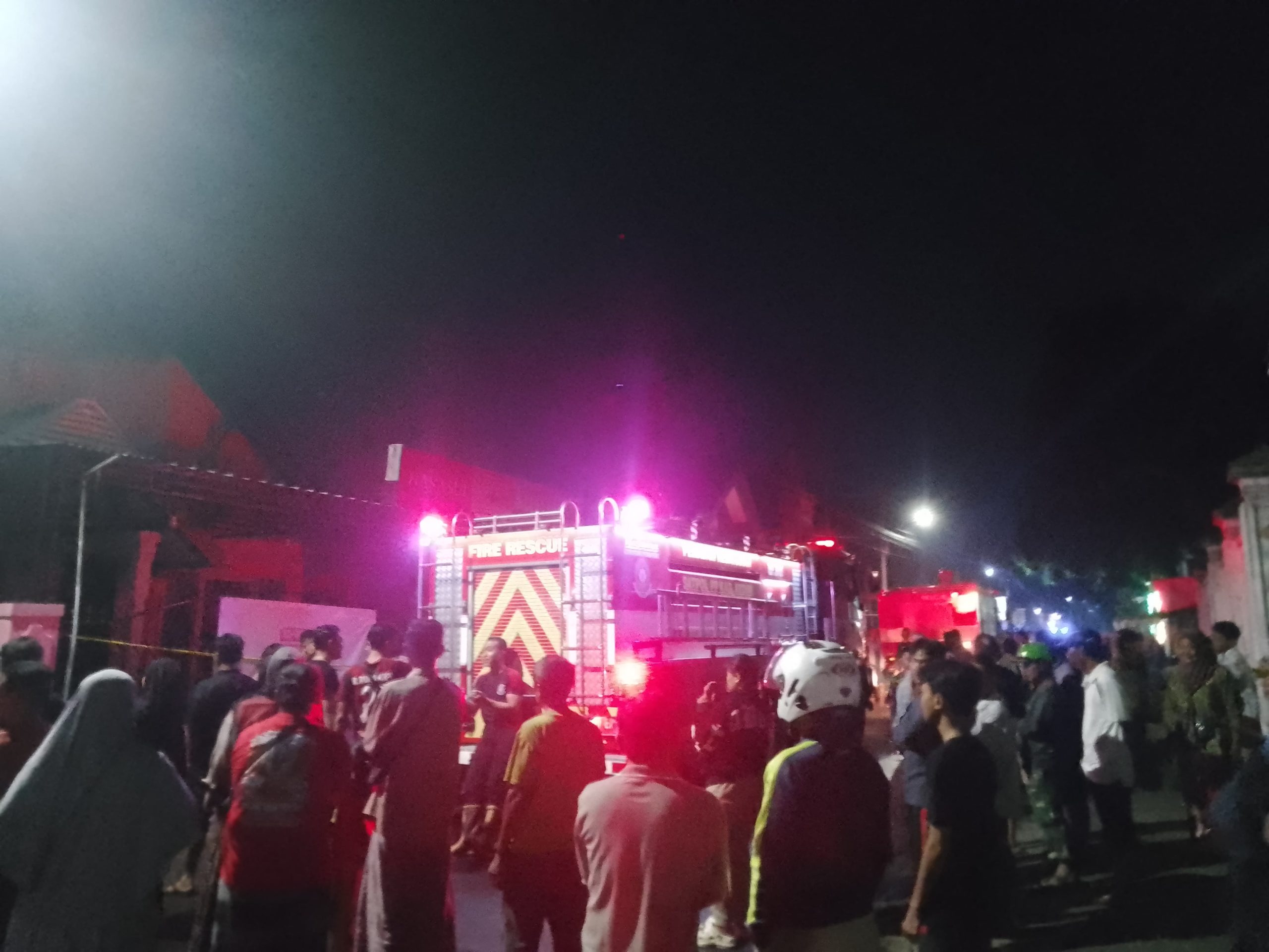 Kebakaran Hebat Landa Toko Kosmetik di Pare, Kerugian Capai Rp 900 Juta