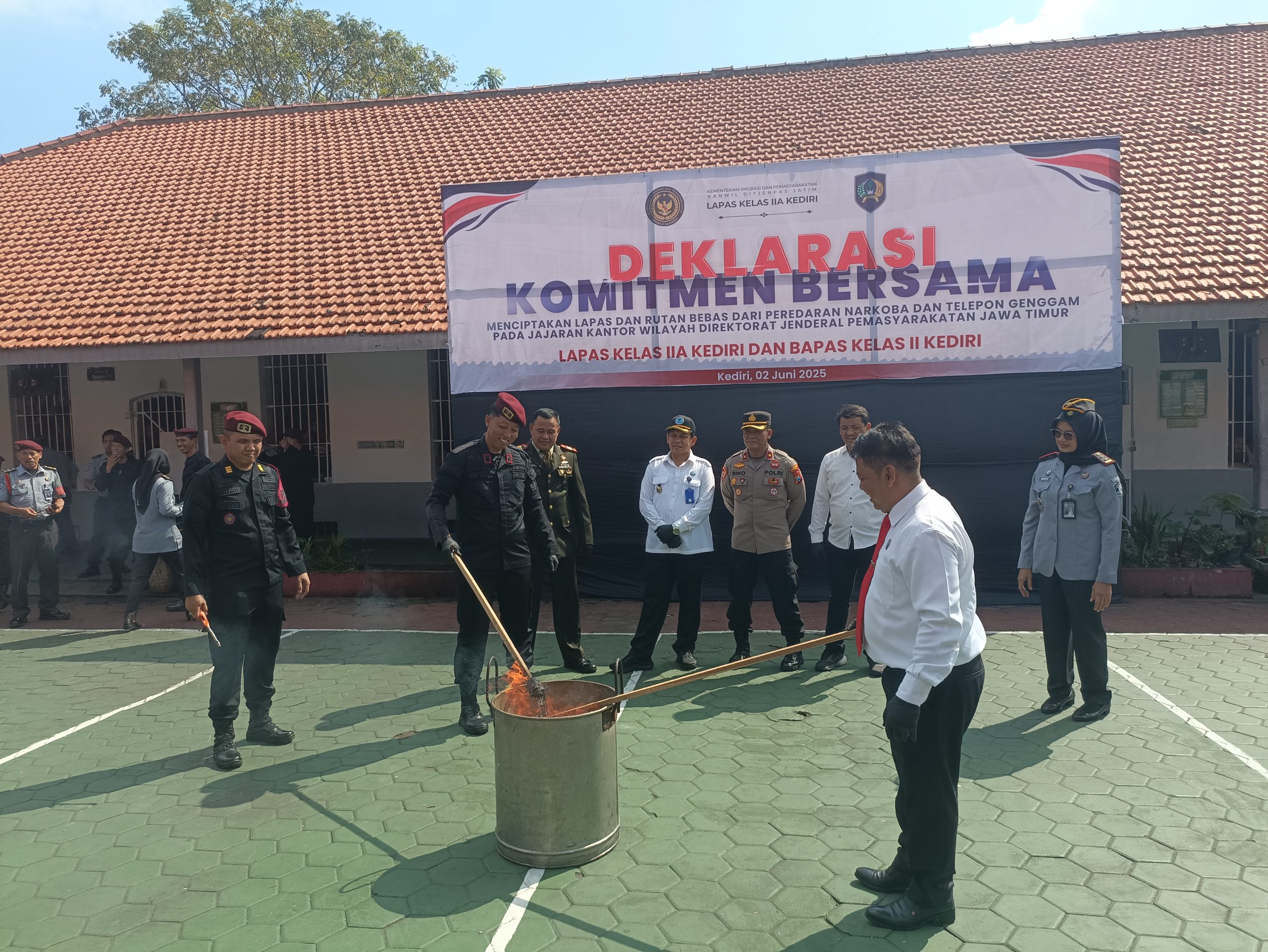 Lapas Kediri Musnahkan Ratusan Barang Bukti Razia, Termasuk Senjata Tajam dan Ponsel