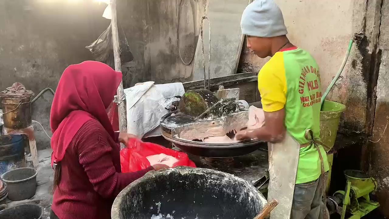 Usaha Gilingan Daging di Jombang Raup Untung Berlipat di Hari Kurban