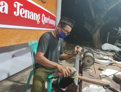 Layanan Asah Pisau Gratis di Ponpes Lirboyo Diserbu Jelang Idul Adha