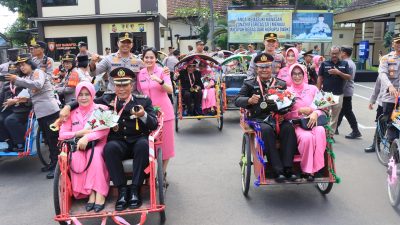 Wisuda Purna Bakti Polres Kediri Kota Penuh Haru, Diiringi Pedang Pora dan Iring-Iringan Becak