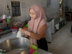 Kedai Susu di Sambong Jombang Ini Laris Manis, Sehari Habis 50 Liter!