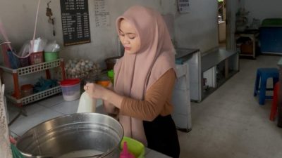 Kedai Susu di Sambong Jombang Ini Laris Manis, Sehari Habis 50 Liter!