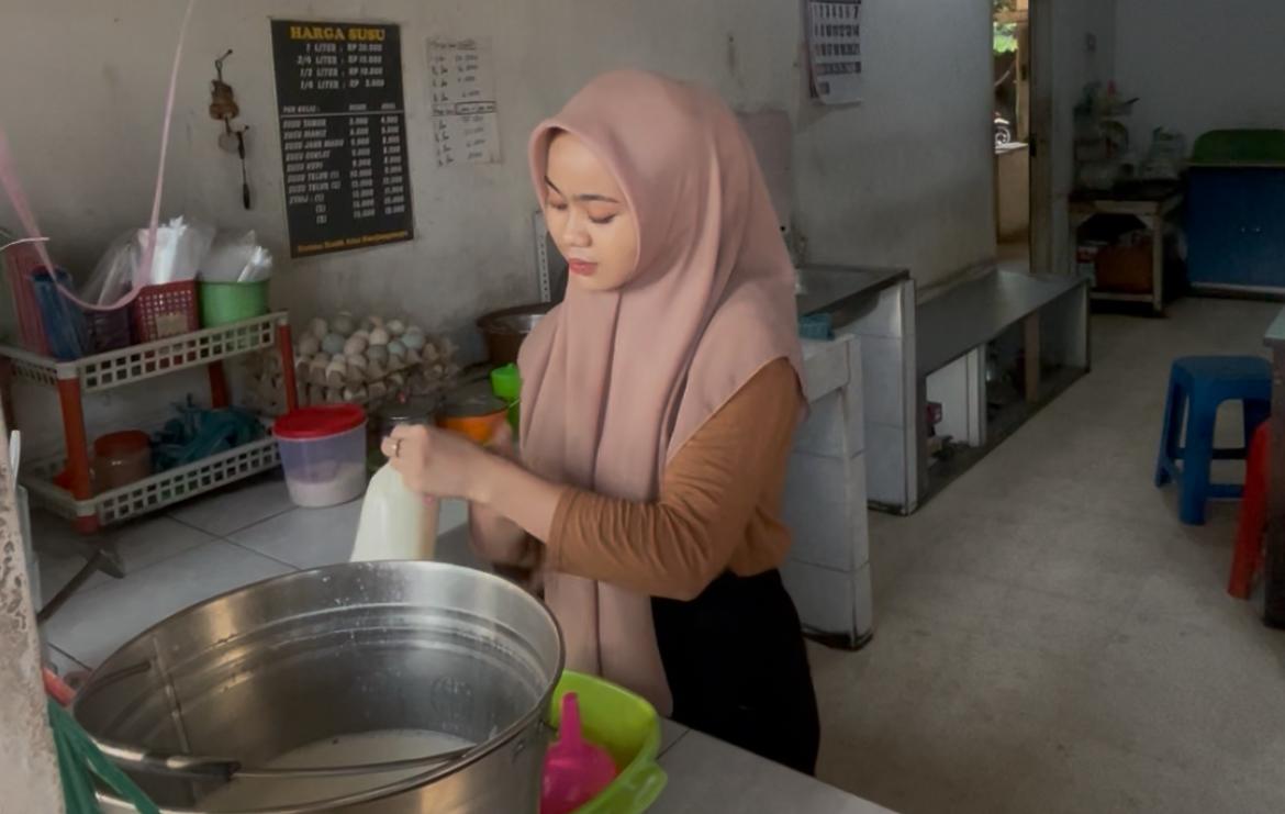 Kedai Susu di Sambong Jombang Ini Laris Manis, Sehari Habis 50 Liter!