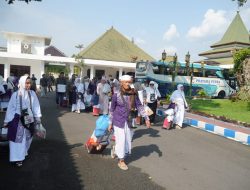 Jemaah Haji Kloter 18 Asal Jombang Tiba, Disambut Haru di Pendopo Kabupaten
