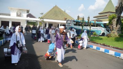 Jemaah Haji Kloter 18 Asal Jombang Tiba, Disambut Haru di Pendopo Kabupaten