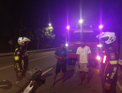 Cegah Kecelakaan, Satlantas Kediri Kota Tegur Sopir Truk yang Parkir Sembarangan