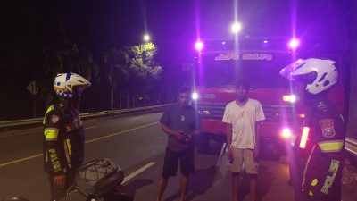 Cegah Kecelakaan, Satlantas Kediri Kota Tegur Sopir Truk yang Parkir Sembarangan