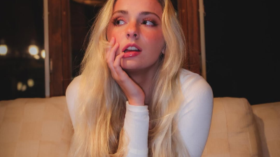 Influencer Natalie Reynolds Nangis di Depan Kantor TikTok, Ternyata Gegara Prank Tunawisma Lompat ke Danau