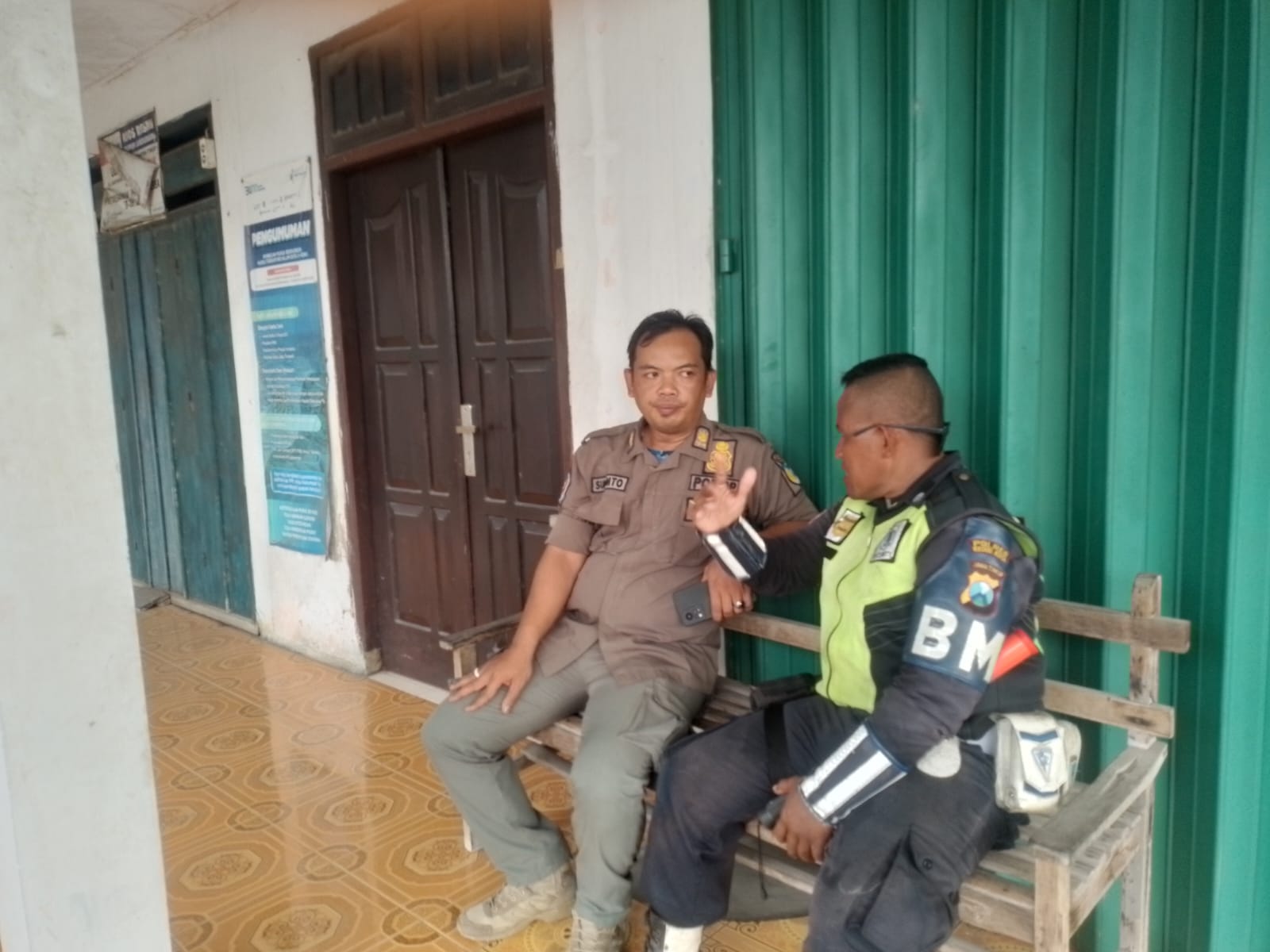 Satpol PP Kediri Tertibkan Relawan Lalin Arogan di Banyakan