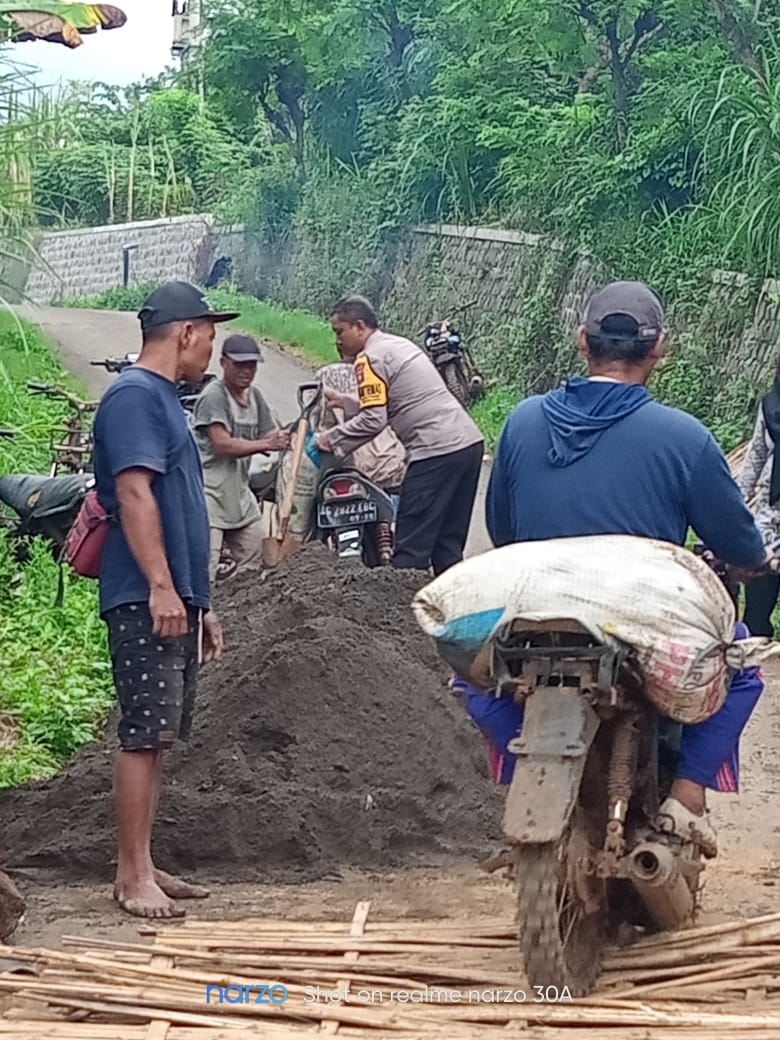 Polsek Mojo dan Warga Ngetrep Bersinergi Perbaiki Gorong-Gorong Rusak Akibat Longsor