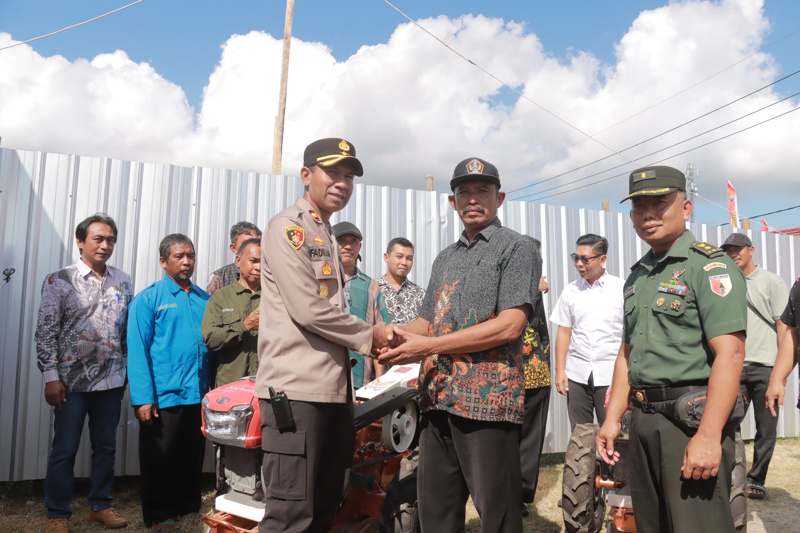 Polres Blitar Dukung Ketahanan Pangan, Serahkan Benih dan Alsintan Saat Panen Raya Jagung