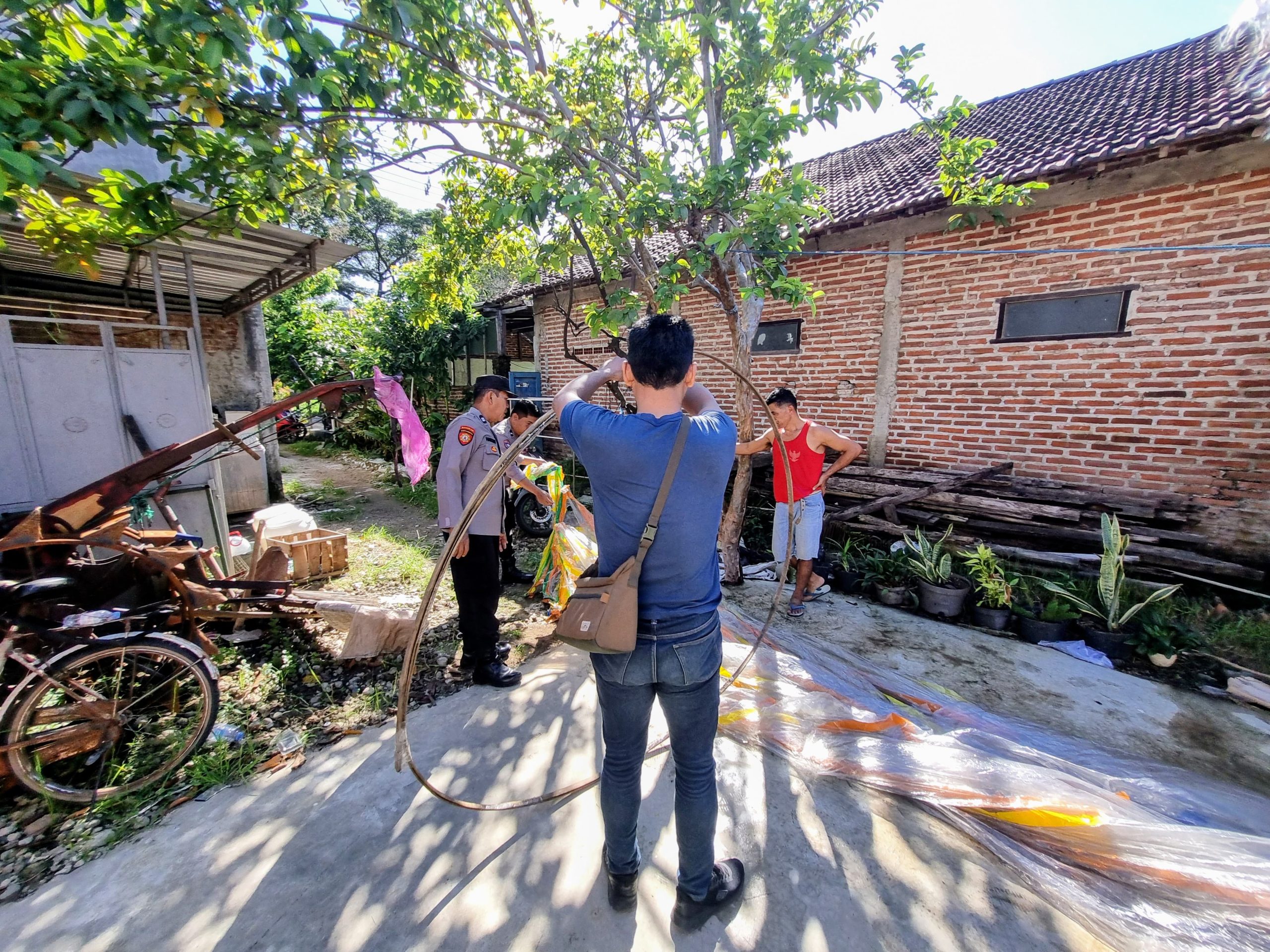 Balon Udara Raksasa Jatuh di Ponorogo, Polisi Temukan Api dan Petasan Aktif
