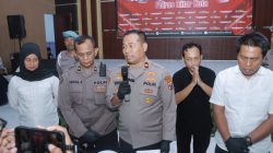 Polres Blitar Kota Intensifkan Sosialisasi Jelang Tradisi Sah-sahan 1 Suro Blitar, LINGKARWILIS.COM – Menjelang peringatan tradisi perguruan silat pada 1 Suro (Juni 2025), Polres Blitar Kota meningkatkan intensitas sosialisasi demi menjaga situasi kondusif di wilayah hukumnya. Upaya ini dilakukan melalui pendekatan persuasif langsung ke berbagai organisasi perguruan silat yang selama ini rutin menggelar kegiatan sah-sahan. Kapolres Blitar Kota, AKBP Titus Yudho Uly, melalui Kasi Humas Iptu Samsul Anwar menjelaskan bahwa pihaknya kini aktif menyampaikan imbauan kepada masyarakat, khususnya anggota perguruan, agar mematuhi kesepakatan bersama yang sudah dituangkan dalam maklumat bersama. “Sosialisasi terus kami lakukan, khususnya ke lingkungan perguruan silat. Tujuannya agar suasana tetap aman dan tertib selama pelaksanaan tradisi sah-sahan,” ujar Iptu Samsul, Kamis (12/6/2025). Lebih lanjut, ia menegaskan bahwa pendekatan humanis dan persuasif menjadi langkah utama. Selain itu, kegiatan patroli juga terus ditingkatkan guna mengantisipasi potensi gangguan keamanan yang mungkin timbul selama momen perayaan tersebut. Sebagai bentuk ketegasan dalam penegakan hukum, Polres Blitar Kota sebelumnya telah mengambil tindakan terhadap kasus kekerasan yang terjadi pada Jumat dini hari, 6 Juni 2025. Dalam kejadian tersebut, enam remaja diamankan dan ditetapkan sebagai tersangka atas kasus pengeroyokan terhadap dua orang yang berasal dari perguruan berbeda. Insiden tersebut dipicu hanya karena saling tatap antaranggota dua perguruan, yang kemudian berujung pada aksi kekerasan. “Korban dan pelaku sama-sama dari perguruan silat yang berbeda. Meski masih muda, mereka kami proses hukum. Ini sebagai bentuk ketegasan kami agar kejadian serupa tidak terulang,” tegas Iptu Samsul. Melalui langkah-langkah preventif dan penegakan hukum, Polres Blitar Kota berharap peringatan 1 Suro dapat berlangsung damai tanpa insiden yang merugikan masyarakat. Polres Blitar Kota Intensifkan Sosialisasi Jelang Tradisi Sah-sahan 1 Suro Blitar, LINGKARWILIS.COM – Menjelang peringatan tradisi perguruan silat pada 1 Suro (Juni 2025), Polres Blitar Kota meningkatkan intensitas sosialisasi demi menjaga situasi kondusif di wilayah hukumnya. Upaya ini dilakukan melalui pendekatan persuasif langsung ke berbagai organisasi perguruan silat yang selama ini rutin menggelar kegiatan sah-sahan. Kapolres Blitar Kota, AKBP Titus Yudho Uly, melalui Kasi Humas Iptu Samsul Anwar menjelaskan bahwa pihaknya kini aktif menyampaikan imbauan kepada masyarakat, khususnya anggota perguruan, agar mematuhi kesepakatan bersama yang sudah dituangkan dalam maklumat bersama. “Sosialisasi terus kami lakukan, khususnya ke lingkungan perguruan silat. Tujuannya agar suasana tetap aman dan tertib selama pelaksanaan tradisi sah-sahan,” ujar Iptu Samsul, Kamis (12/6/2025). Lebih lanjut, ia menegaskan bahwa pendekatan humanis dan persuasif menjadi langkah utama. Selain itu, kegiatan patroli juga terus ditingkatkan guna mengantisipasi potensi gangguan keamanan yang mungkin timbul selama momen perayaan tersebut. Sebagai bentuk ketegasan dalam penegakan hukum, Polres Blitar Kota sebelumnya telah mengambil tindakan terhadap kasus kekerasan yang terjadi pada Jumat dini hari, 6 Juni 2025. Dalam kejadian tersebut, enam remaja diamankan dan ditetapkan sebagai tersangka atas kasus pengeroyokan terhadap dua orang yang berasal dari perguruan berbeda. Insiden tersebut dipicu hanya karena saling tatap antaranggota dua perguruan, yang kemudian berujung pada aksi kekerasan. “Korban dan pelaku sama-sama dari perguruan silat yang berbeda. Meski masih muda, mereka kami proses hukum. Ini sebagai bentuk ketegasan kami agar kejadian serupa tidak terulang,” tegas Iptu Samsul. Melalui langkah-langkah preventif dan penegakan hukum, Polres Blitar Kota berharap peringatan 1 Suro dapat berlangsung damai tanpa insiden yang merugikan masyarakat. Polres Blitar Kota Intensifkan Sosialisasi Jelang Tradisi Sah-sahan 1 Suro