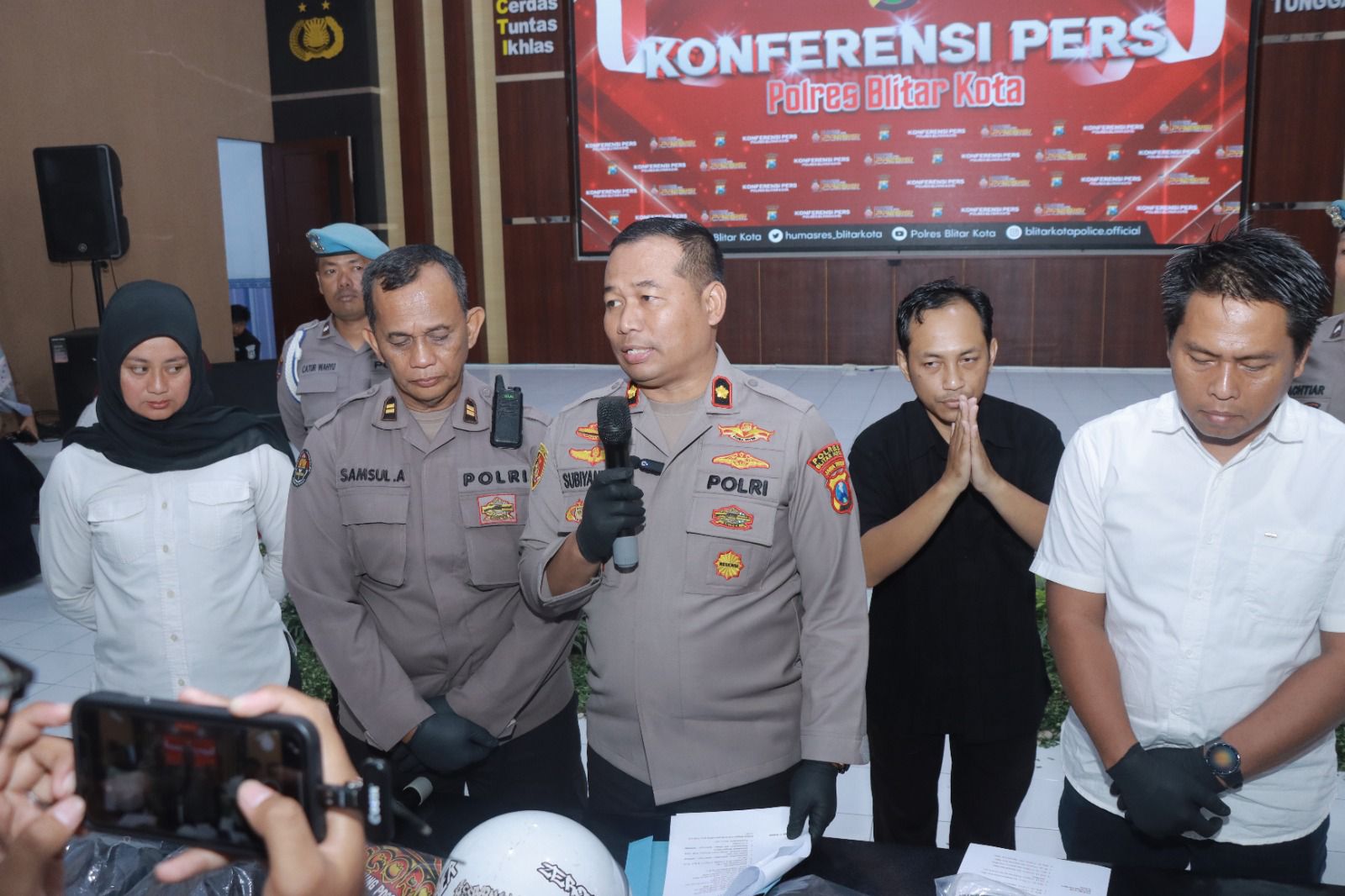 Polres Blitar Kota Intensifkan Sosialisasi Jelang Tradisi Sah-sahan 1 Suro Blitar, LINGKARWILIS.COM – Menjelang peringatan tradisi perguruan silat pada 1 Suro (Juni 2025), Polres Blitar Kota meningkatkan intensitas sosialisasi demi menjaga situasi kondusif di wilayah hukumnya. Upaya ini dilakukan melalui pendekatan persuasif langsung ke berbagai organisasi perguruan silat yang selama ini rutin menggelar kegiatan sah-sahan. Kapolres Blitar Kota, AKBP Titus Yudho Uly, melalui Kasi Humas Iptu Samsul Anwar menjelaskan bahwa pihaknya kini aktif menyampaikan imbauan kepada masyarakat, khususnya anggota perguruan, agar mematuhi kesepakatan bersama yang sudah dituangkan dalam maklumat bersama. “Sosialisasi terus kami lakukan, khususnya ke lingkungan perguruan silat. Tujuannya agar suasana tetap aman dan tertib selama pelaksanaan tradisi sah-sahan,” ujar Iptu Samsul, Kamis (12/6/2025). Lebih lanjut, ia menegaskan bahwa pendekatan humanis dan persuasif menjadi langkah utama. Selain itu, kegiatan patroli juga terus ditingkatkan guna mengantisipasi potensi gangguan keamanan yang mungkin timbul selama momen perayaan tersebut. Sebagai bentuk ketegasan dalam penegakan hukum, Polres Blitar Kota sebelumnya telah mengambil tindakan terhadap kasus kekerasan yang terjadi pada Jumat dini hari, 6 Juni 2025. Dalam kejadian tersebut, enam remaja diamankan dan ditetapkan sebagai tersangka atas kasus pengeroyokan terhadap dua orang yang berasal dari perguruan berbeda. Insiden tersebut dipicu hanya karena saling tatap antaranggota dua perguruan, yang kemudian berujung pada aksi kekerasan. “Korban dan pelaku sama-sama dari perguruan silat yang berbeda. Meski masih muda, mereka kami proses hukum. Ini sebagai bentuk ketegasan kami agar kejadian serupa tidak terulang,” tegas Iptu Samsul. Melalui langkah-langkah preventif dan penegakan hukum, Polres Blitar Kota berharap peringatan 1 Suro dapat berlangsung damai tanpa insiden yang merugikan masyarakat. Polres Blitar Kota Intensifkan Sosialisasi Jelang Tradisi Sah-sahan 1 Suro Blitar, LINGKARWILIS.COM – Menjelang peringatan tradisi perguruan silat pada 1 Suro (Juni 2025), Polres Blitar Kota meningkatkan intensitas sosialisasi demi menjaga situasi kondusif di wilayah hukumnya. Upaya ini dilakukan melalui pendekatan persuasif langsung ke berbagai organisasi perguruan silat yang selama ini rutin menggelar kegiatan sah-sahan. Kapolres Blitar Kota, AKBP Titus Yudho Uly, melalui Kasi Humas Iptu Samsul Anwar menjelaskan bahwa pihaknya kini aktif menyampaikan imbauan kepada masyarakat, khususnya anggota perguruan, agar mematuhi kesepakatan bersama yang sudah dituangkan dalam maklumat bersama. “Sosialisasi terus kami lakukan, khususnya ke lingkungan perguruan silat. Tujuannya agar suasana tetap aman dan tertib selama pelaksanaan tradisi sah-sahan,” ujar Iptu Samsul, Kamis (12/6/2025). Lebih lanjut, ia menegaskan bahwa pendekatan humanis dan persuasif menjadi langkah utama. Selain itu, kegiatan patroli juga terus ditingkatkan guna mengantisipasi potensi gangguan keamanan yang mungkin timbul selama momen perayaan tersebut. Sebagai bentuk ketegasan dalam penegakan hukum, Polres Blitar Kota sebelumnya telah mengambil tindakan terhadap kasus kekerasan yang terjadi pada Jumat dini hari, 6 Juni 2025. Dalam kejadian tersebut, enam remaja diamankan dan ditetapkan sebagai tersangka atas kasus pengeroyokan terhadap dua orang yang berasal dari perguruan berbeda. Insiden tersebut dipicu hanya karena saling tatap antaranggota dua perguruan, yang kemudian berujung pada aksi kekerasan. “Korban dan pelaku sama-sama dari perguruan silat yang berbeda. Meski masih muda, mereka kami proses hukum. Ini sebagai bentuk ketegasan kami agar kejadian serupa tidak terulang,” tegas Iptu Samsul. Melalui langkah-langkah preventif dan penegakan hukum, Polres Blitar Kota berharap peringatan 1 Suro dapat berlangsung damai tanpa insiden yang merugikan masyarakat. Polres Blitar Kota Intensifkan Sosialisasi Jelang Tradisi Sah-sahan 1 Suro