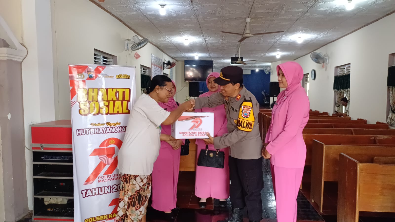 Sambut Hari Bhayangkara ke-79, Polsek Kandat Gelar Bhakti Sosial Religi