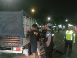 Polisi Tangkap Dua Pria Pengangkut Ratusan Botol Miras di Jalan Raya Talun Blitar