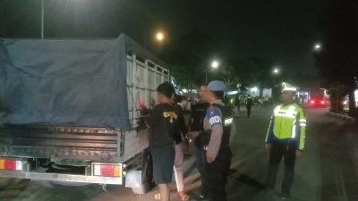Polisi Tangkap Dua Pria Pengangkut Ratusan Botol Miras di Jalan Raya Talun Blitar