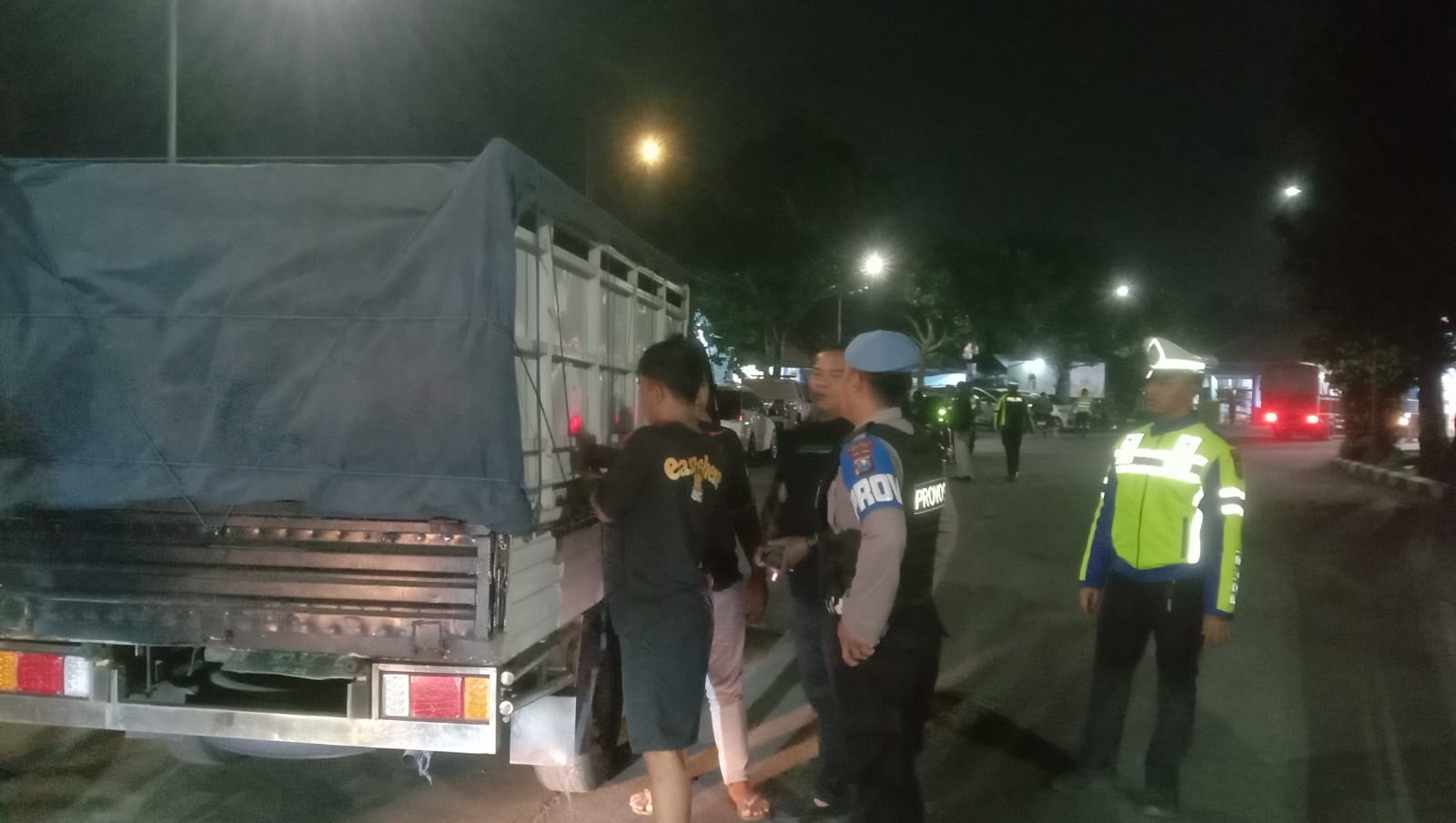 Polisi Tangkap Dua Pria Pengangkut Ratusan Botol Miras di Jalan Raya Talun Blitar