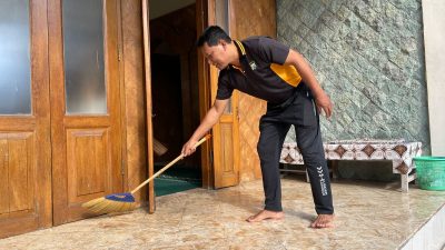 Sambut Hari Bhayangkara, Polsek Ngadiluwih Gelar Bakti Sosial Religi Bersihkan Tempat Ibadah