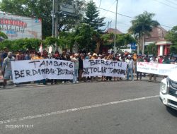 Petani Demo di DPRD Kabupaten Blitar, Tuntut Penghentian Tambang Pasir di Sungai Kaliputih