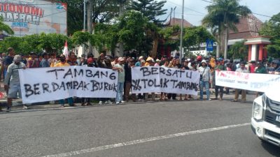 Petani Demo di DPRD Blitar, Tuntut Penghentian Tambang Pasir di Sungai Kaliputih