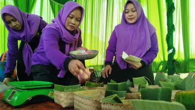 DPC PKB Ponorogo Gunakan Besek Bambu untuk Distribusi Daging Kurban, Wujud Kepedulian Lingkungan