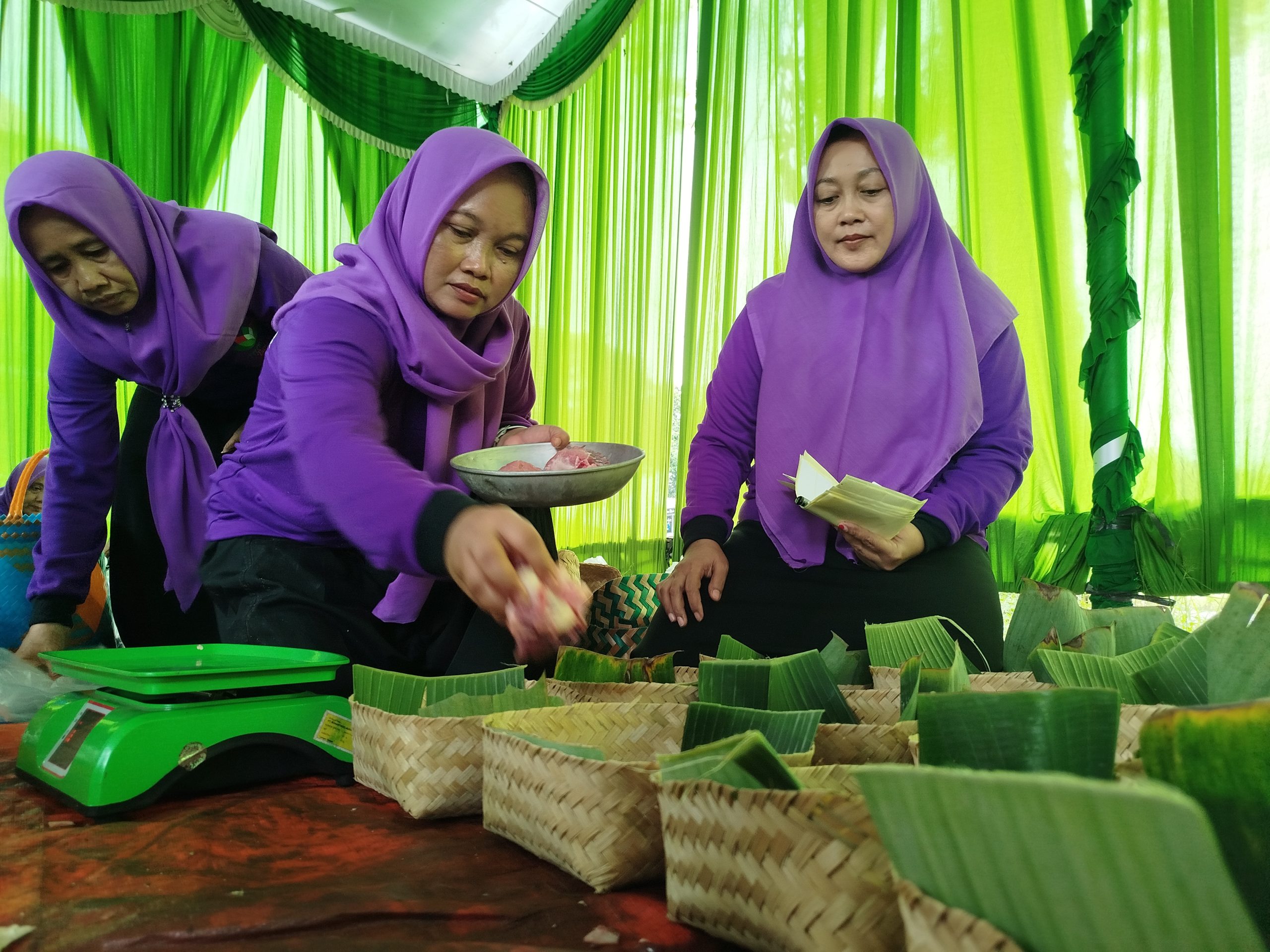DPC PKB Ponorogo Gunakan Besek Bambu untuk Distribusi Daging Kurban, Wujud Kepedulian Lingkungan