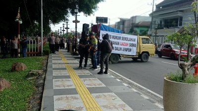 Ijazah Ditahan Sekolah, LSM Ratu Gelar Aksi di Depan Pemkab Kediri