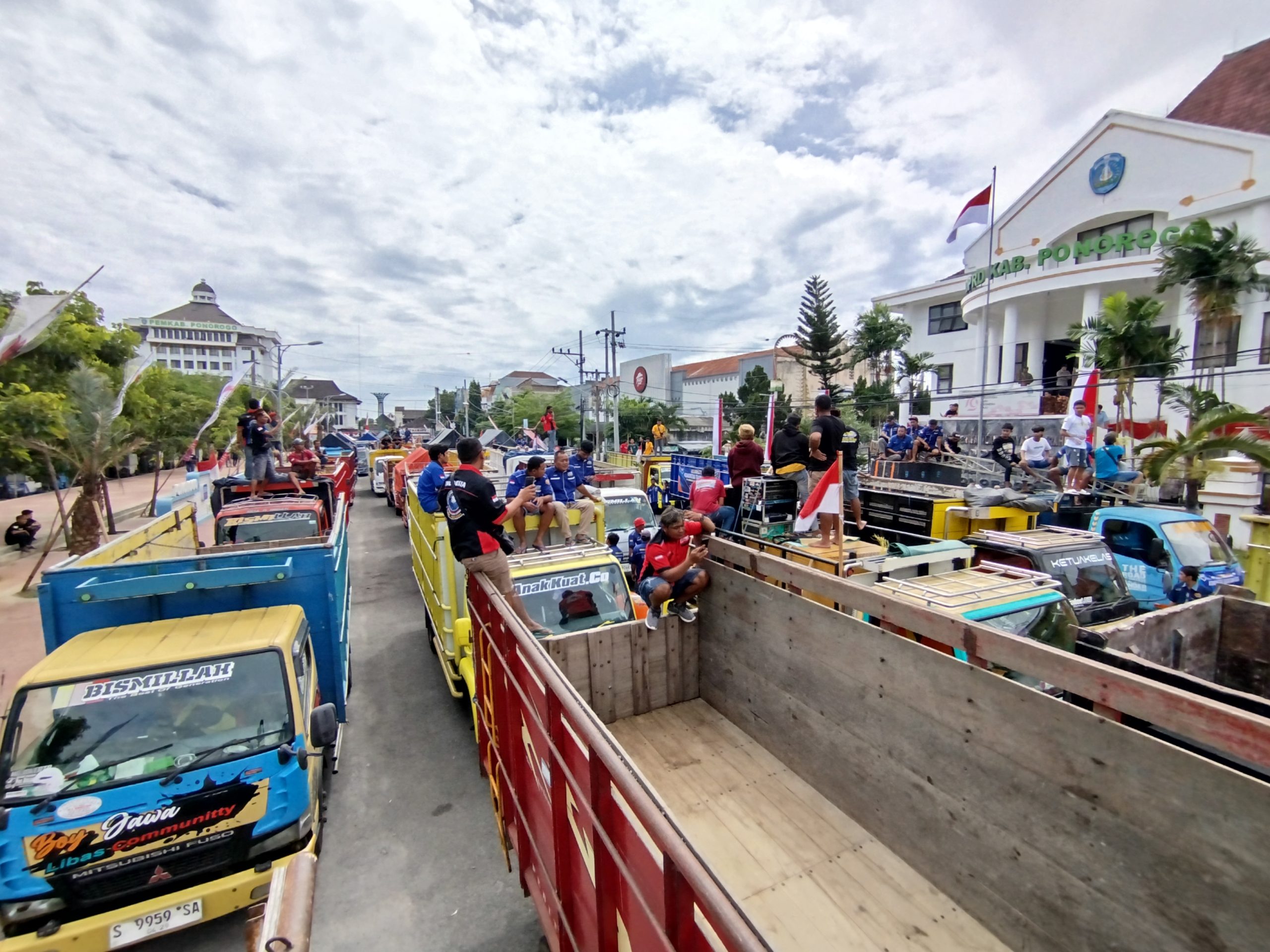 Ratusan Sopir Truk Demo di Kantor DPRD Ponorogo, Tuntut Revisi UU Lalu Lintas dan Bebas Pungli