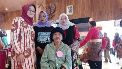 Mbah Surip, Lansia 110 Tahun yang Tampil Memukau di Festival Lansia Kabupaten Kediri 2025