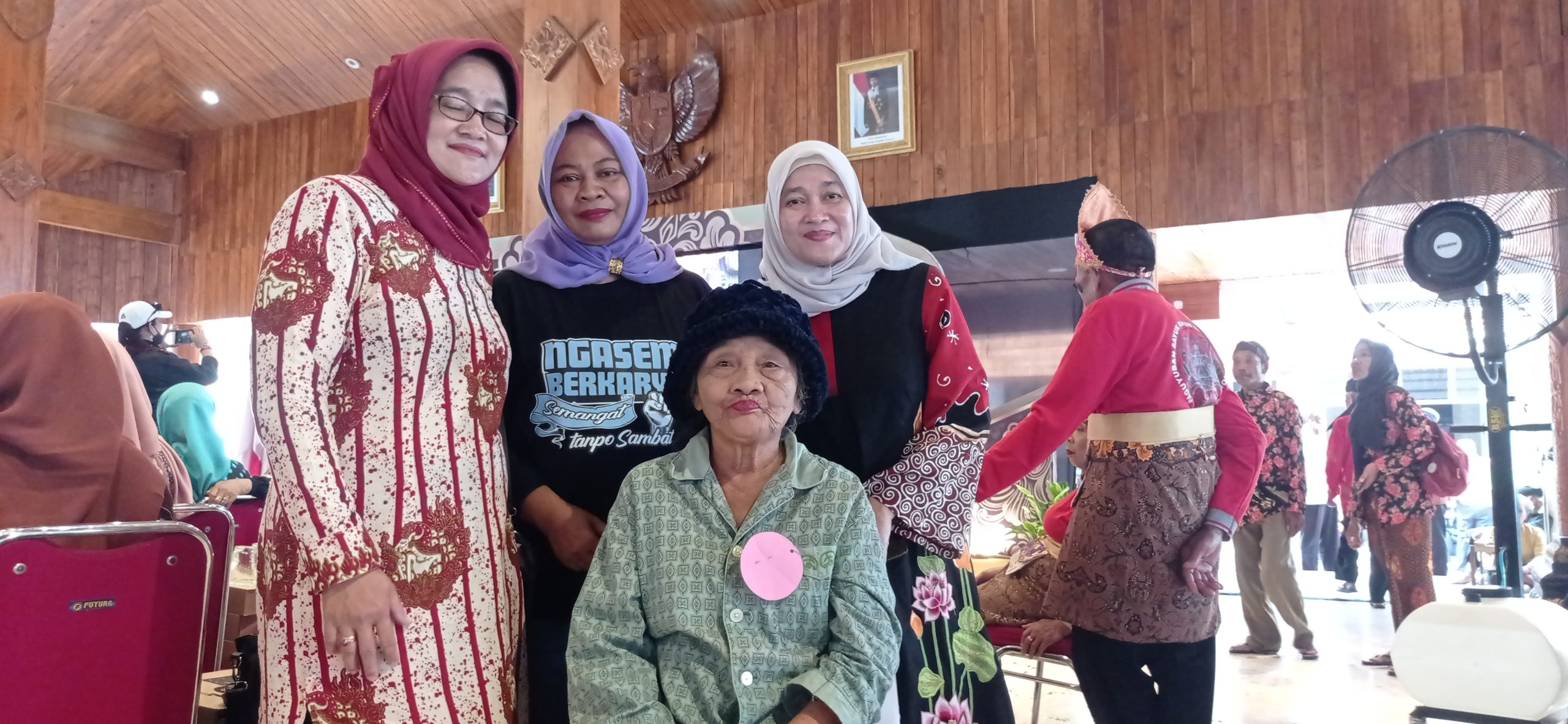 Mbah Surip, Lansia 110 Tahun yang Tampil Memukau di Festival Lansia Kabupaten Kediri 2025