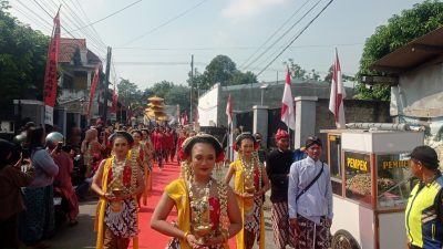 Tari Gambyong Buka Kirab Pusaka Sambut Bulan Suro di Desa Menang, Kediri