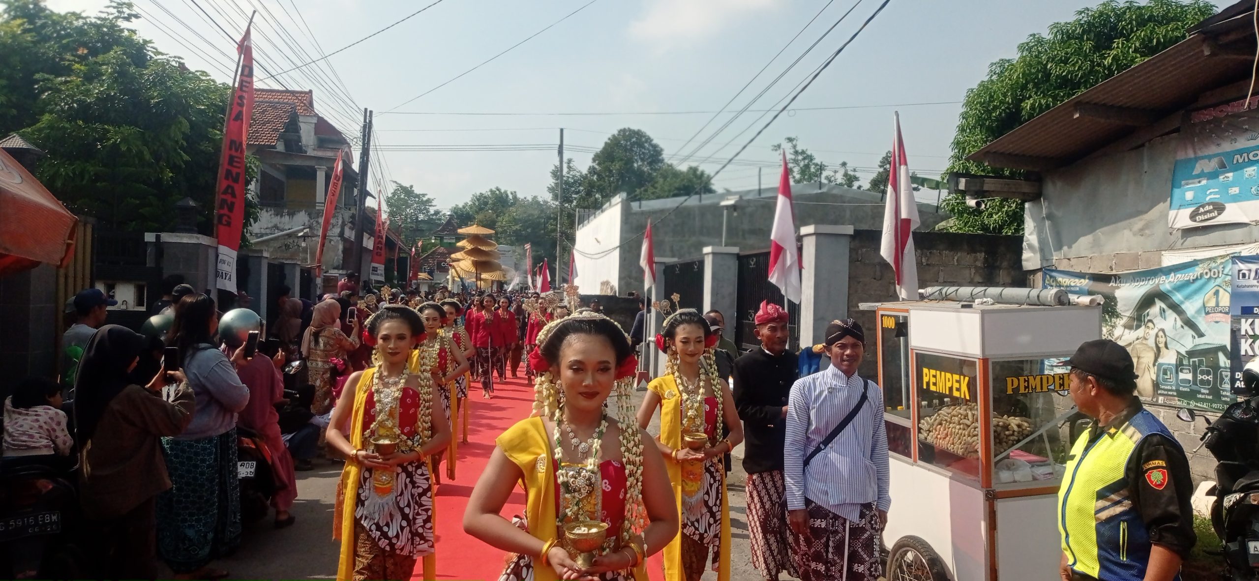 Tari Gambyong Buka Kirab Pusaka Sambut Bulan Suro di Desa Menang