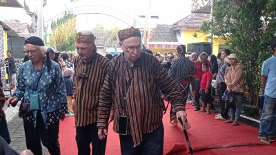 Wisatawan Asal Perancis Kagumi Kirab Budaya Spiritual Suro di Kediri