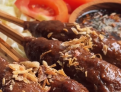 Inspirasi Menu Daging Kurban Anti Ribet Ala Chef Martin Praja, Enaknya Resep Sate Buntel Sapi Super Simpel!
