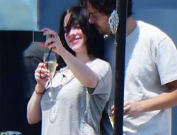 Dari Rumor Jadi Nyata? Billie Eilish dan Nat Wolff Pamerkan Kemesraan di Balkon Venesia