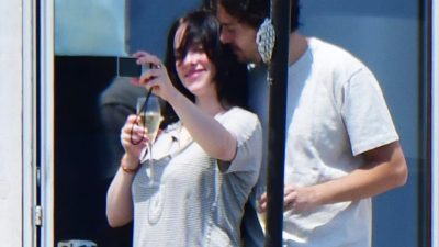 Dari Rumor Jadi Nyata? Billie Eilish dan Nat Wolff Pamerkan Kemesraan di Balkon Venesia