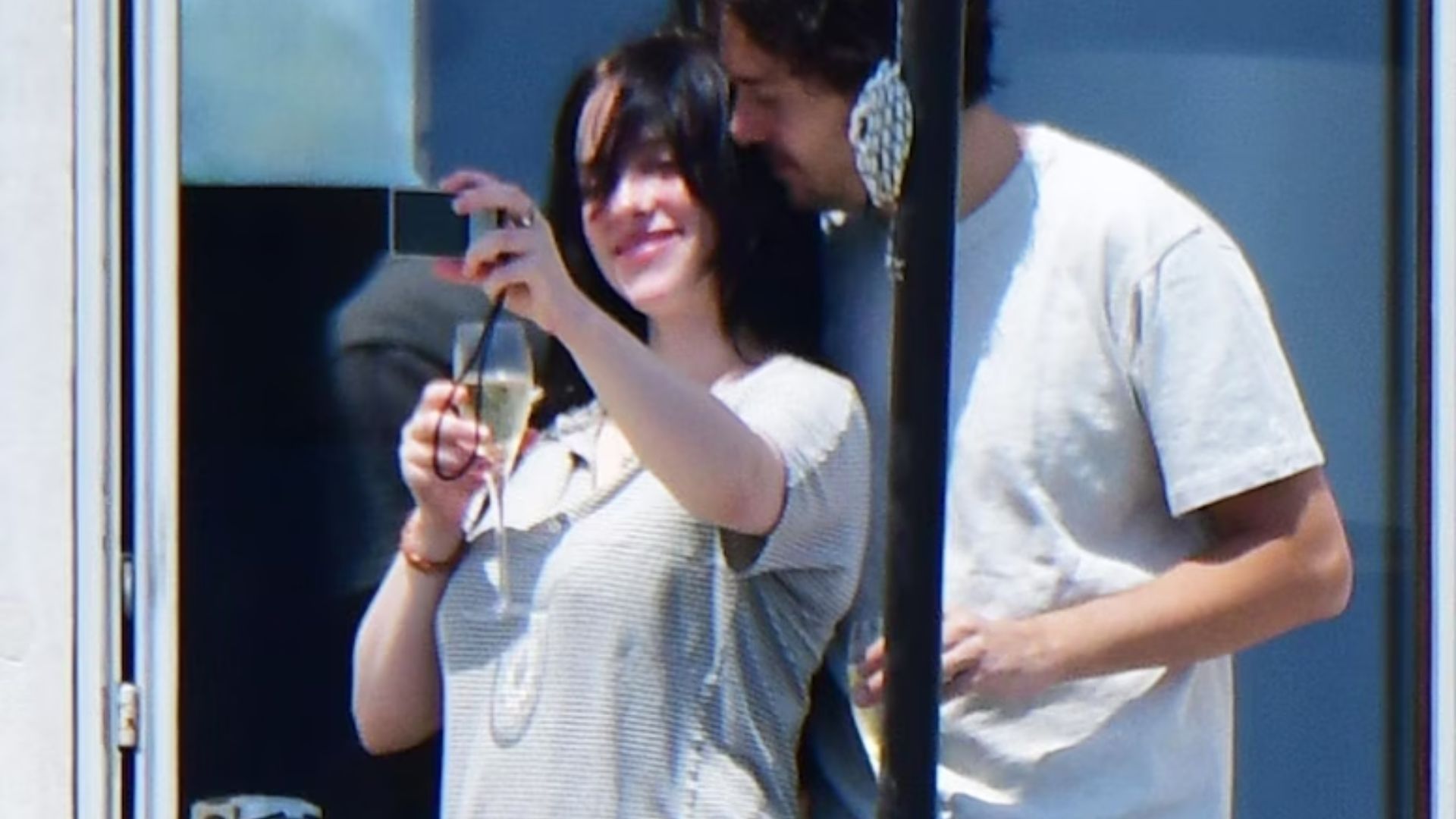 Dari Rumor Jadi Nyata? Billie Eilish dan Nat Wolff Pamerkan Kemesraan di Balkon Venesia