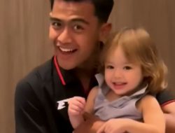 Lucunya Reaksi Kamari Saat Digendong Pratama Arhan, Udah Siap Jadi Ayah Nih?