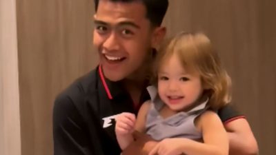 Lucunya Reaksi Kamari Saat Digendong Pratama Arhan, Udah Siap Jadi Ayah Nih?