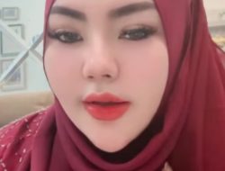 Unggah Penampilan Berhijab, Lisa Mariana Malah Tuai Cibiran dari Netizen: Mau Saingan Sama Bu Cinta?